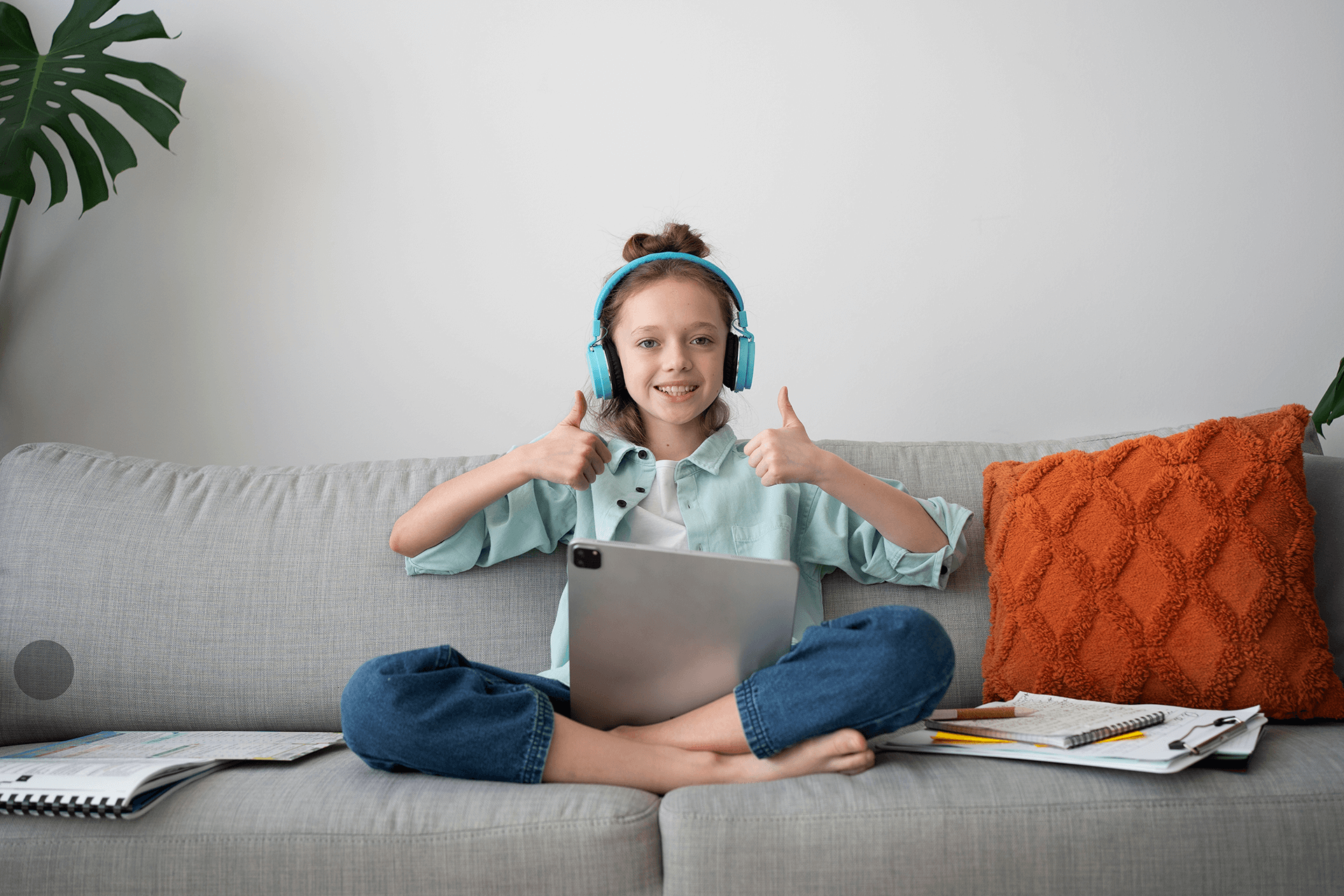 Uma jovem com tablet e fones de ouvido